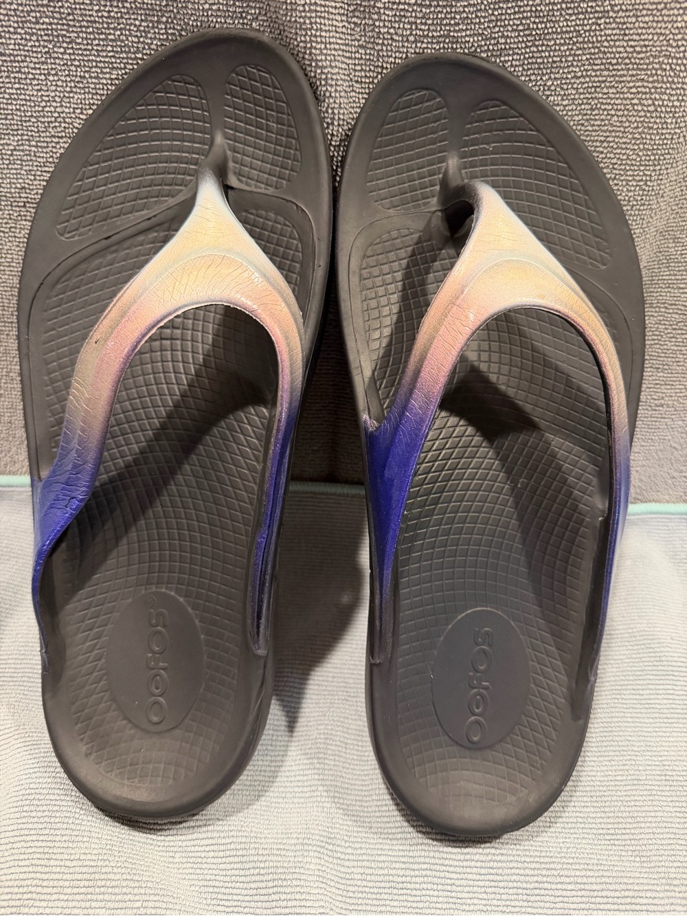 OOFOS Women's Black Sandals with Iridescent Pink-Purple Straps - Picture 5 of 5